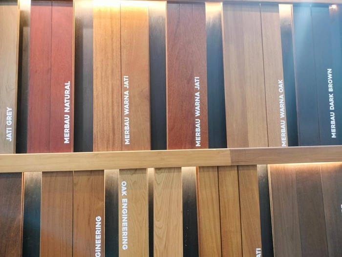Tampilan beberapa contoh bahan lantai kayu dari Ubin Kayu.