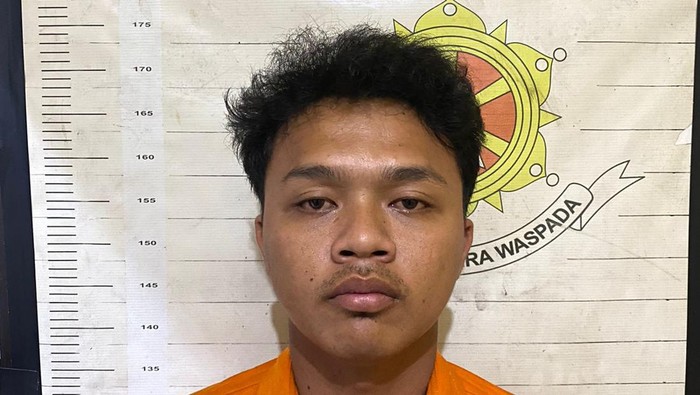 Pria berinisial RF (22) di Kabupaten Tanah Bumbu, Kalimantan Selatan (Kalsel), gelap mata menganiaya teman kostnya, RD (21) hingga babak belur.