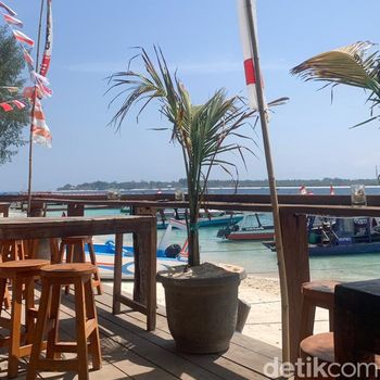 Tempat makan siang yang langsung menghadap pantai di Gili Trawangan, Lombok Utara, NTB. (Husna Putri Maharani/detikBali)