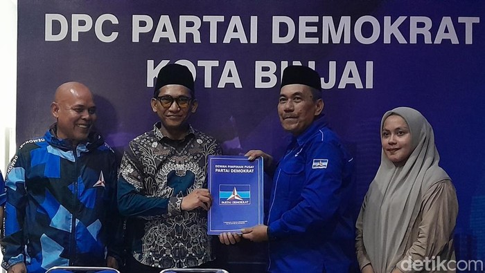 Tenaga Ahli Bobby Nasution, Jiji, saat mengambil formulir pendaftaran Bacalon Wali Kota Kota Binjai ke Partai Demokrat (Nizar Aldi/detikcom)