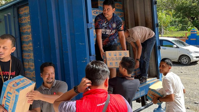 Terlkomsel menyalurkan bantuan untuk korban terdampak bencana banjir dan longsor di Luwu, Sulsel.