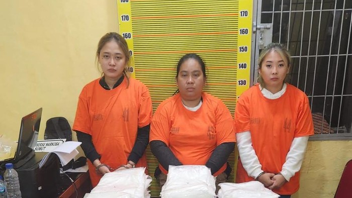 Tiga wanita warga Bogor, Jawa Barat diamankan karena kedapatan hendak selundupkan sabu ke Jakarta melalui Bandara Kualanamu. (Dok. Polda Sumut)