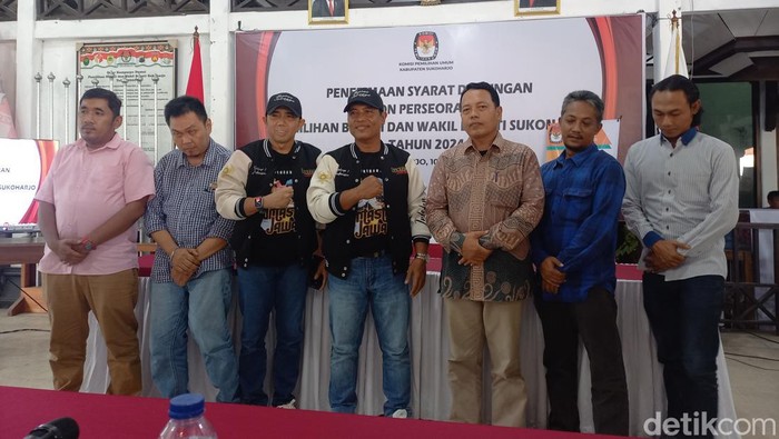 Tuntas subagyo-Jayendra mendatangi KPU Sukoharjo untuk mendaftar sebagai calon perseorangan dalam pilkada, Jumat (10/5/2024).