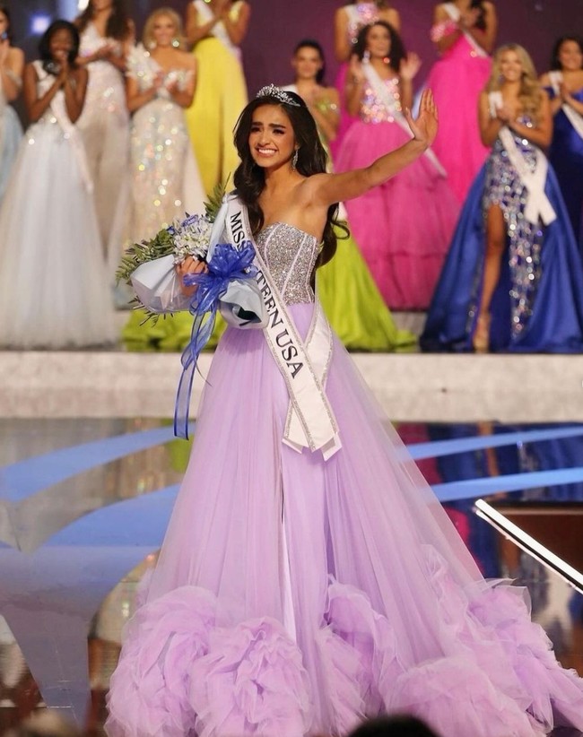 Dalam surat terbuka yang diunggah di Instagram @umasofias, dia mengungkapkan bahwa salah satu alasan dia melepas mahkota kemenangan karena nilai-nilai yang dianutnya secara pribadi bersinggungan dengan Miss USA Organization.  Foto: Instagram/@umasofias