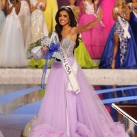 Dalam surat terbuka yang diunggah di Instagram @umasofias, dia mengungkapkan bahwa salah satu alasan dia melepas mahkota kemenangan karena nilai-nilai yang dianutnya secara pribadi bersinggungan dengan Miss USA Organization.  Foto: Instagram/@umasofias