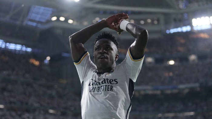 Real Madrids Vinicius Junior gestures during the Champions League semifinal second leg soccer match between Real Madrid and Bayern Munich at the Santiago Bernabeu stadium in Madrid, Spain, Wednesday, May 8, 2024. (AP Photo/Manu Fernandez)