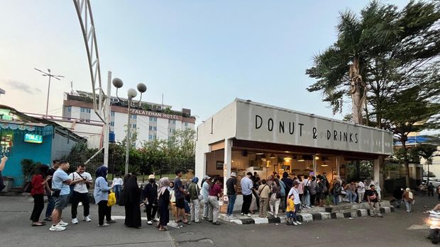 Salah satu kedai makanan dan minuman di kawasan Melawai, Blok M, Jakarta Selatan (Jaksel), yakni Donut & Drinks tengah naik daun. Sejumlah warga rela mengantre hingga berjam-jam untuk membeli makanan dan minuman di kedai tersebut.