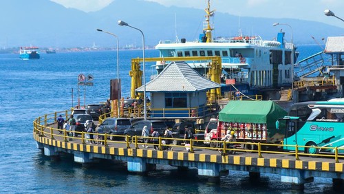 Sejumlah penumpang berada di atas  kapal di Pelabuhan Ketapang, Banyuwangi, Jawa Timur, Jumat (10/5/2024). PT ASDP Ketapang mencatat sebanyak 11.133 kendaraan menyeberang dari Pelabuhan Ketapang ke Pelabuhan Gilimanuk pada periode libur Hari Kenaikan Yesus Kristus dan cuti bersama atau meningkat sekitar 35 persen dari hari biasanya. ANTARA FOTO/Budi Candra Setya/tom.