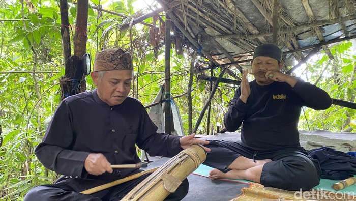 Abah Mudrikah saat bermain musik tradisional Sunda di Situ Gunung Sukabumi.