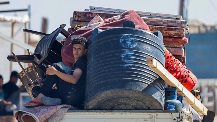 Palestinians ride on a vehicle as they flee Rafah after Israeli forces launched a ground and air operation in the eastern part of the southern Gaza City, amid the ongoing conflict between Israel and Hamas, in Rafah, in the southern Gaza Strip May 9, 2024. REUTERS/Mohammed Salem     TPX IMAGES OF THE DAY