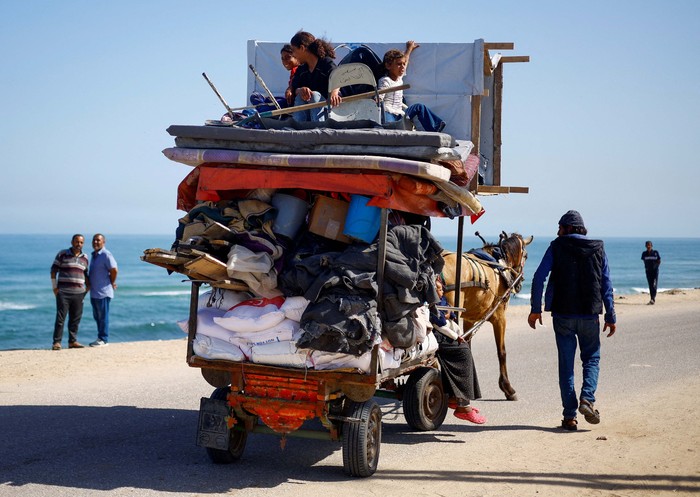 Palestinians ride on a vehicle as they flee Rafah after Israeli forces launched a ground and air operation in the eastern part of the southern Gaza City, amid the ongoing conflict between Israel and Hamas, in Rafah, in the southern Gaza Strip May 9, 2024. REUTERS/Mohammed Salem     TPX IMAGES OF THE DAY