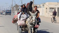 Sebuah keluarga mengungsi akibat serangan darat Israel di Rafah, Gaza, 9 Mei 2024.