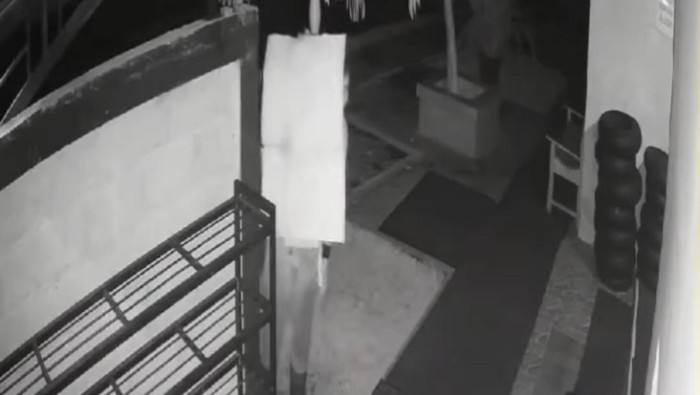 Aksi pencurian di rumah makan di Margokaton, Seyegan, Sleman, Sabtu (11/5/2024). Pelaku menutupi wajahnya dengan kardus.