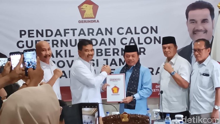 Al Haris saat menyerahkan berkas pendaftaran ke Partai Gerindra di Pilgub Jambi