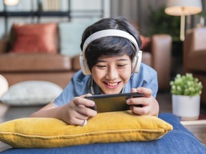 Video: Kemkomdigi Bakal Sanksi Platform yang Kebobolan Filter Usia Anak