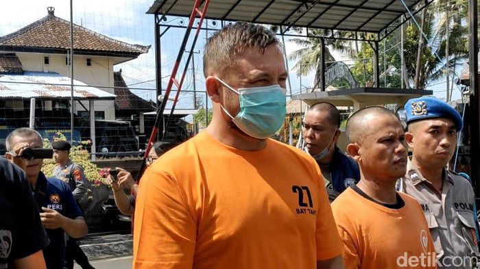 Anton Simutov asal Rusia (pakai masker) yang memerkosa bule asal Belarus dan merusak vila di Bali.