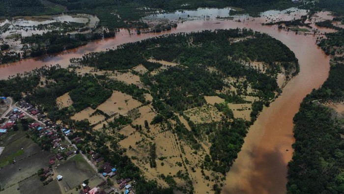 Banjir bandang di Konawe Utara Foto udara kondisi banjir bandang merendam rumah warga di bantaran Sungai Lasolo di Kecamatan Lasolo, Konawe Utara, Sulawesi Tenggara, Sabtu (11/5/2024). Sebanyak enam kecamatan dan 17 desa di Kabupaten Konawe Utara terendam banjir bandang akibat luapan Sungai Lalindu dan Sungai Lasolo yang terjadi sejak Jumat (3/4/2024) usai wilayah tersebut diguyur hujan lebat dengan intensitas tinggi. ANTARA FOTO/Jojon/aww.