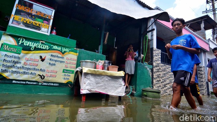 Banjir Rob menggenangi kawasan Jalan Kalianak Timur, Krembangan, Surabaya pada Sabtu (11/5/2024). Tingginya genangan membuat aktivitas warga terganggu.