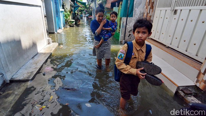 Banjir Rob menggenangi kawasan Jalan Kalianak Timur, Krembangan, Surabaya pada Sabtu (11/5/2024). Tingginya genangan membuat aktivitas warga terganggu.