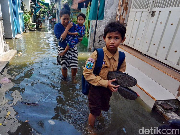 Banjir Rob Menggenangi Pesisir Surabaya