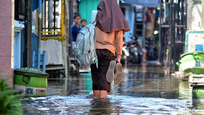 Banjir Rob menggenangi kawasan Jalan Kalianak Timur, Krembangan, Surabaya pada Sabtu (11/5/2024). Tingginya genangan membuat aktivitas warga terganggu.