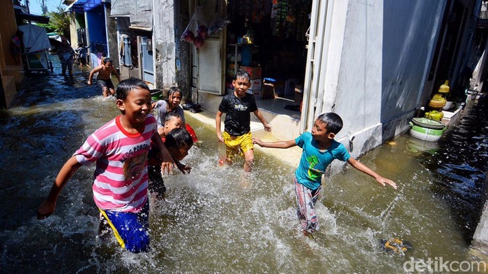 Banjir Rob menggenangi kawasan Jalan Kalianak Timur, Krembangan, Surabaya pada Sabtu (11/5/2024). Tingginya genangan membuat aktivitas warga terganggu.