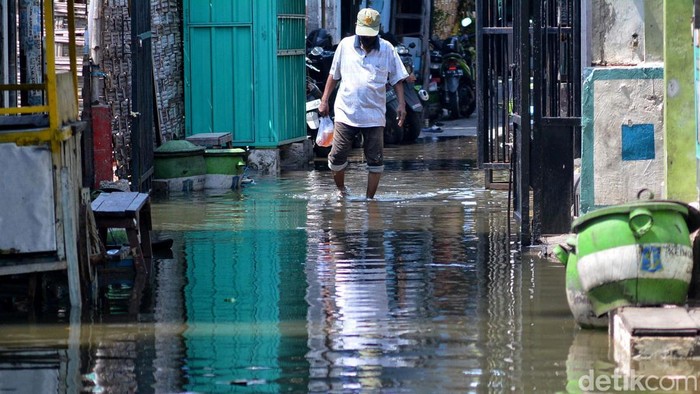 Banjir Rob menggenangi kawasan Jalan Kalianak Timur, Krembangan, Surabaya pada Sabtu (11/5/2024). Tingginya genangan membuat aktivitas warga terganggu.