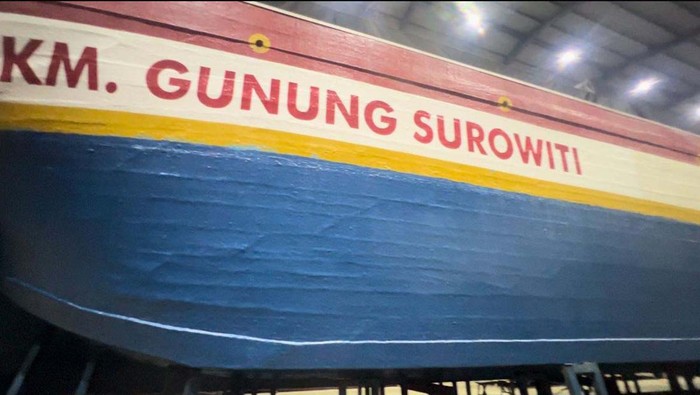 Begini Kondisi Terkini Galangan Kapal Milik Panji Gumilang Galangan kapal milik Pondok Pesantren Al Zaytun disegel Pemkab Indramayu sejak 20 Juli 2023 lalu. Begini kondisi terkini galangan kapal tersebut.