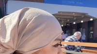 Wanita berusia 61 tahun itu juga sempat membagikan keseruan kulinerannya di luar negeri. Seperti ini, ketioa Betharia hamburger dan kentang goreng di Eropa. Foto: instagram @official.betheriasonata