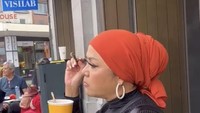 Tak ketinggalan,ada juga momen Betharia Sonata saat cicip ayam McD di Swiss. Menurutnya pun lebih enak ayam di Indonesia. Foto: instagram @official.betheriasonata