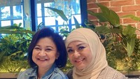 Tidak hanya makan bersama keluarga, wanita ini juga suka makan bersama teman. Seperti ini ketika ia dan temannya makan di cafe bersama. Foto: instagram @official.betheriasonata