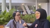Beberapa kali ibunda Leon Dozan itu juga suka nongki di cafe. Begini salah satunya saat ia dan temannya makan di restoran di PIM. Foto: instagram @official.betheriasonata