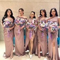 Kelima bridesmaid tampil dalam balutan gaun nuansa mauve untuk pesta resepsi. Masing-masing memegang buket bunga cantik bertema keunguan. Foto: Dok. The Bridestory, Axioo, Instagram