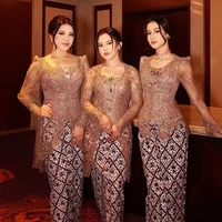 Mahalini memilih rekan-rekannya sesama jebolan Indonesian Idol untuk menjadi bridesmaid di hari pernikahannya, Jumat (10/5/2024). Tiara Andini, Keisya Levronka dan Ziva Magnolya tampil dalam balutan kebaya bernuansa mauve dan silver. Foto: Dok. The Bridestory, Axioo, Instagram