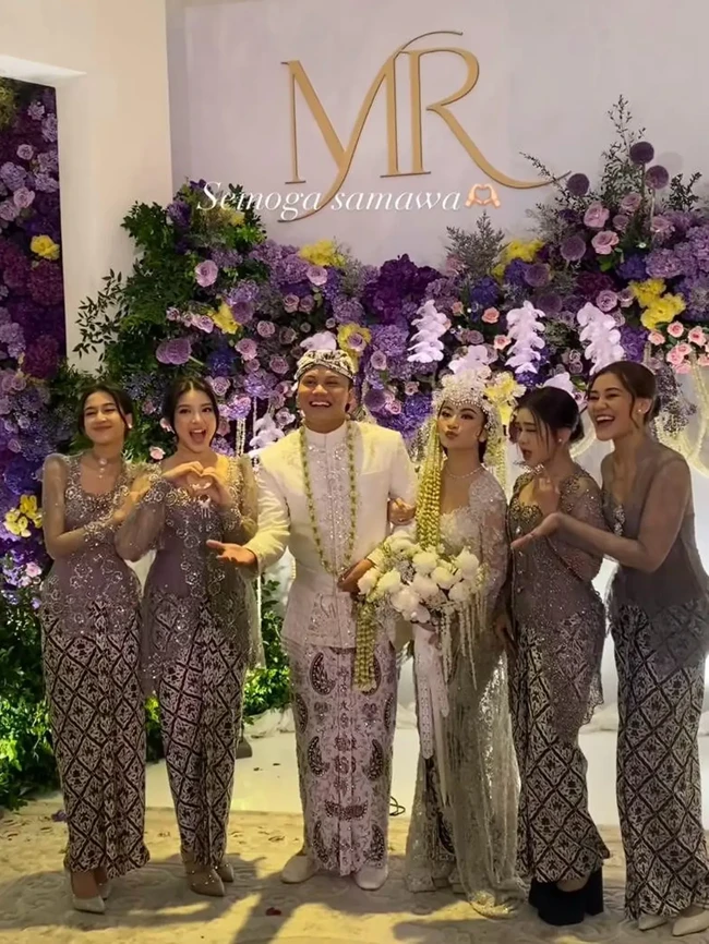 Masing-masing bridesmaid merupakan sahabat yang berperan penting dalam perjalanan hidup, cinta dan karier Mahalini. Ziva diketahui yang memperkenalkan Rizky Febian kepada Mahalini, Tiara dan Keisya sama-sama berjuang di kompetisi Indonesian Idol, sementara Aaliyah adalah teman karibnya sejak lama. Foto: Dok. The Bridestory, Axioo, Instagram