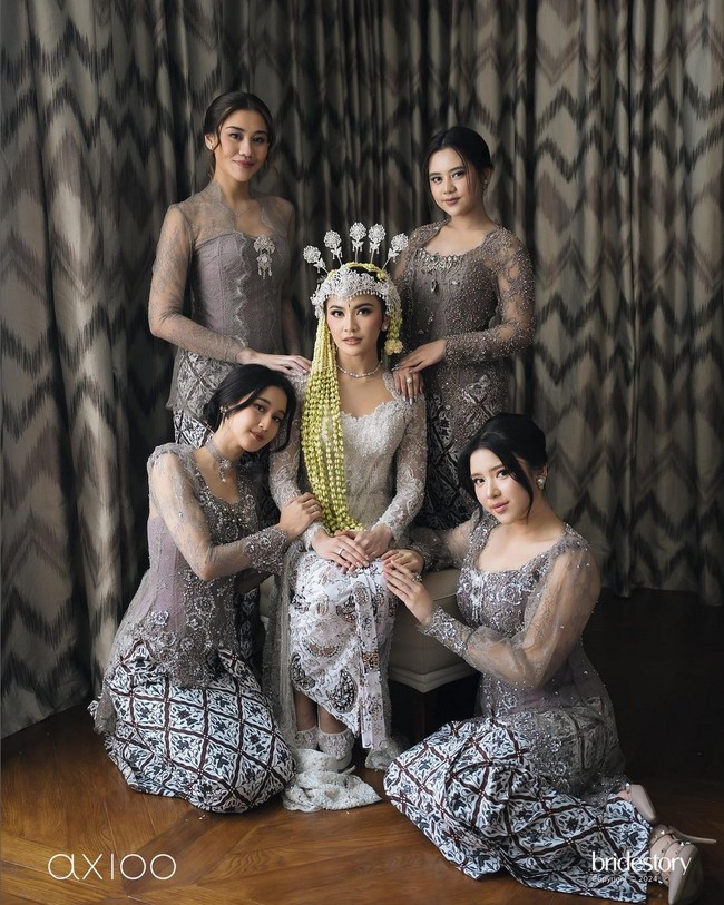 Makeup natural dengan nuansa pink membuat penampilan mereka tak hanya cantik tapi juga fresh. Foto: Dok. The Bridestory, Axioo, Instagram