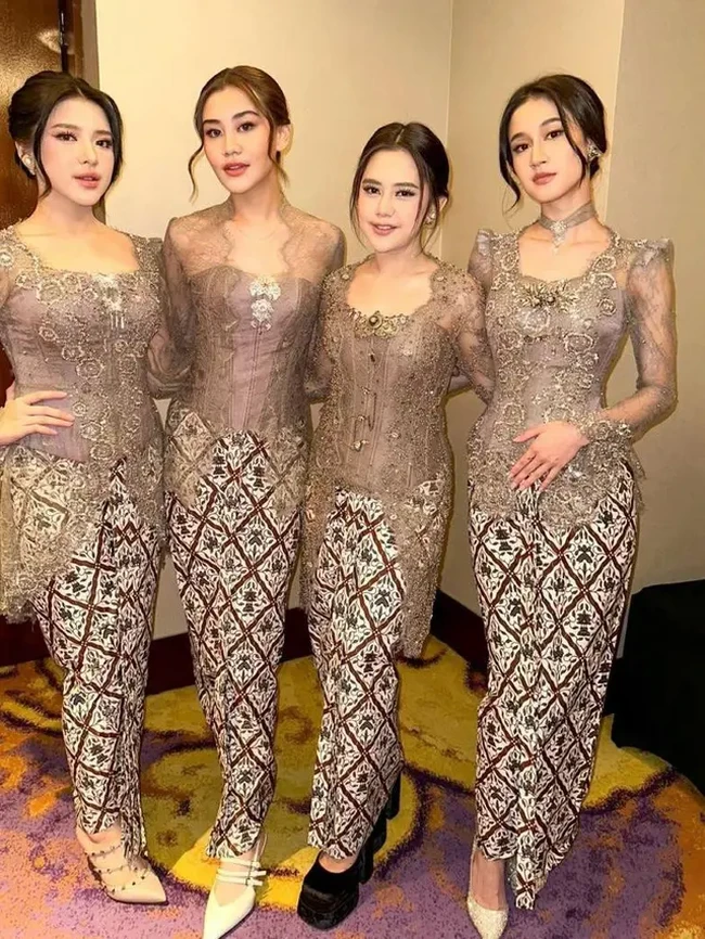 Anak Reza Artamevia dan mendiang Adjie Massaid, Aaliyah Massaid, juga dipercaya sebagai bridesmaid. Bersama Tiara, Keisya dan Ziva, keempatnya bergaya anggun dengan kebaya transparan berhias payet dipadu kain Batik, serta sanggul modern saat hadir di prosesi akad nikah. Foto: Dok. The Bridestory, Axioo, Instagram