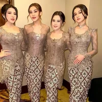 Anak Reza Artamevia dan mendiang Adjie Massaid, Aaliyah Massaid, juga dipercaya sebagai bridesmaid. Bersama Tiara, Keisya dan Ziva, keempatnya bergaya anggun dengan kebaya transparan berhias payet dipadu kain Batik, serta sanggul modern saat hadir di prosesi akad nikah. Foto: Dok. The Bridestory, Axioo, Instagram