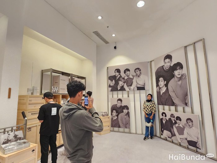 BTS Pop Up: MONOCHROME BTS Pop Up: MONOCHROME
