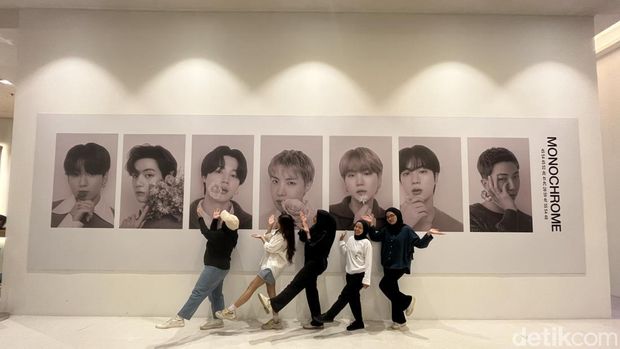 BTS POP-UP MONOCHROME IN JAKARTA