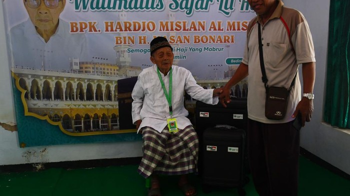 Calon haji Hardjo Mislan alias Miskan (kiri) didampingi salah seorang anak menantunya di rumahnya Desa Bedingin, Kecamatan Sambit, Kabupaten Ponorogo, Jawa Timur, Sabtu (11/5/2024). Hardjo Mislan saat ini berusia 110 tahun mendaftar haji  pada 18 Februari 2019 merupakan calon haji tertua Indonesia 2024 rencananya berangkat dari Ponorogo pada 14 Mei dengan kloter pertama Embarkasi Surabaya. ANTARA FOTO/Siswowidodo/nz