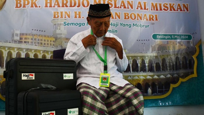 Calon haji Hardjo Mislan alias Miskan (kiri) didampingi salah seorang anak menantunya di rumahnya Desa Bedingin, Kecamatan Sambit, Kabupaten Ponorogo, Jawa Timur, Sabtu (11/5/2024). Hardjo Mislan saat ini berusia 110 tahun mendaftar haji  pada 18 Februari 2019 merupakan calon haji tertua Indonesia 2024 rencananya berangkat dari Ponorogo pada 14 Mei dengan kloter pertama Embarkasi Surabaya. ANTARA FOTO/Siswowidodo/nz