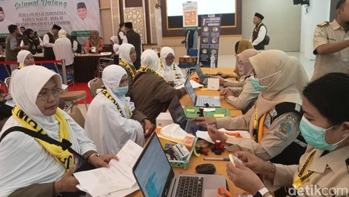 Calon jemaah haji kloter 1 embarkasi Lombok mulai masuk asrama haji.