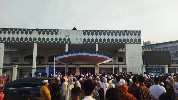 Calon Jemaah Meriahkan Asrama Haji Pondok Gede dengan Kedatangan untuk Melaksanakan Ibadah Haji