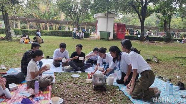 Cerita Rosintan, guru agama SMA di Jaksel yang membawa siswa-siswanya ke Ragunan untuk belajar cara bersyukur (Mulia/detikcom)