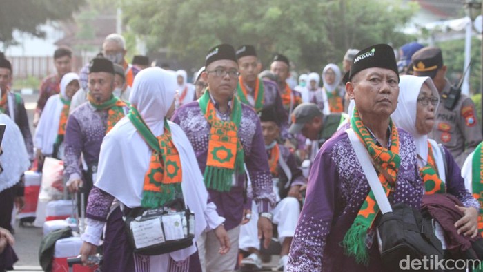 CJH Bojonegoro berangkat ke Embarkasi Juanda.