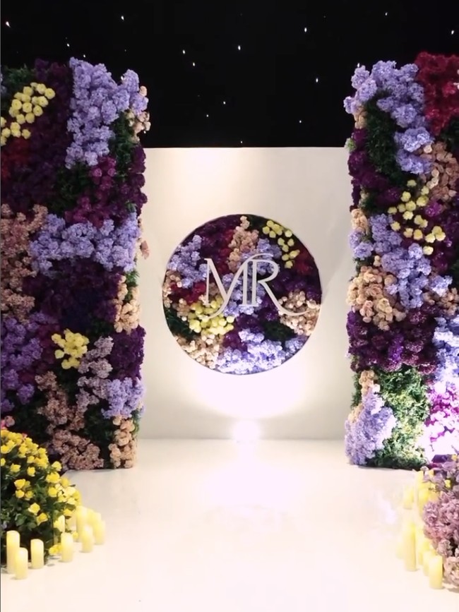 Rizky Febian dan Mahalini mempercayakan Lotus Design untuk mendekorasi ballroom Hotel Raffles Jakarta yang digunakan sebagai venue pernikahan, mulai dari akad nikah hingga resepsi. Foto: Instagram @thebridestory @johan.k.lotus