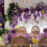 Ruangan dihiasi dekorasi floral yang didominasi rona keunguan. Foto: Instagram @thebridestory @johan.k.lotus