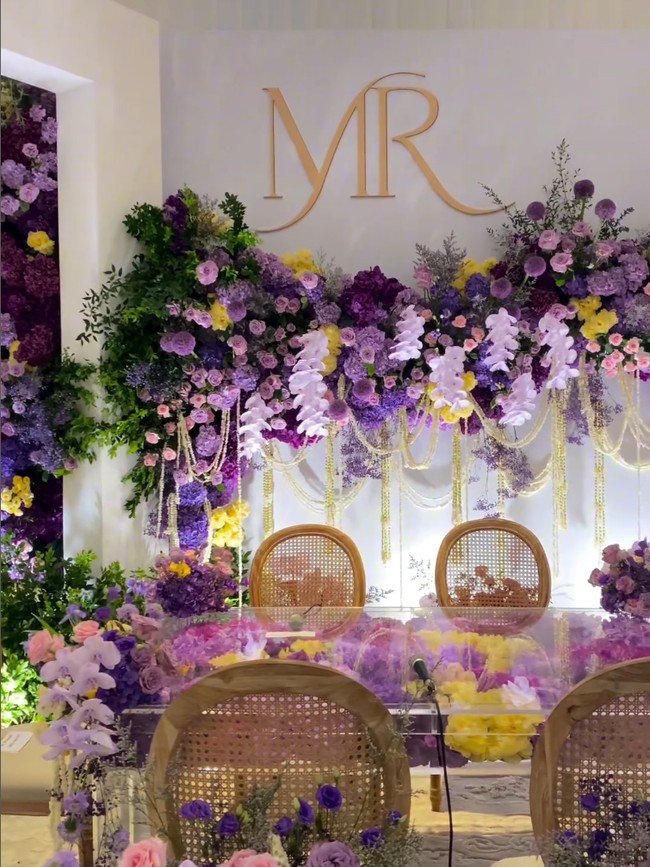 Ruangan dihiasi dekorasi floral yang didominasi rona keunguan. Foto: Instagram @thebridestory @johan.k.lotus