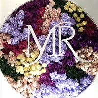 Sentuhan personal dituangkan lewat backdrop bunga bertulisan ‘MR’, inisial nama Mahalini dan Rizky Febian.  Foto: Instagram @thebridestory @johan.k.lotus